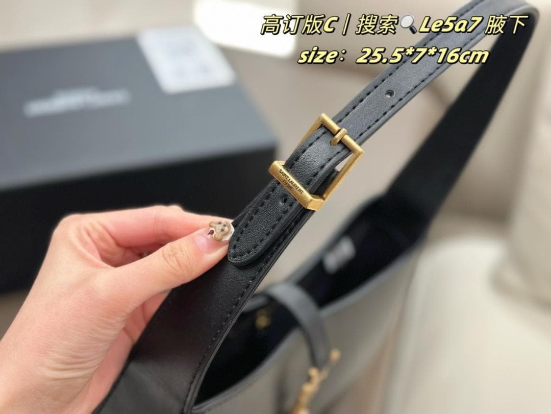 Le 5 à 7 hobo ブラック ショルダーバッグ