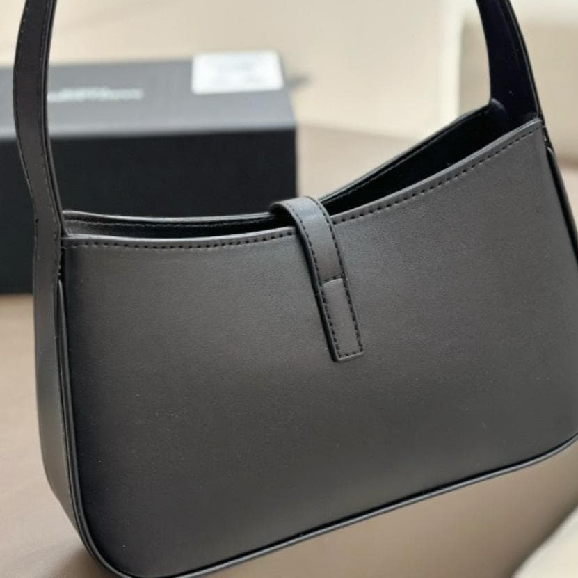 Le 5 à 7 hobo ブラック ショルダーバッグ