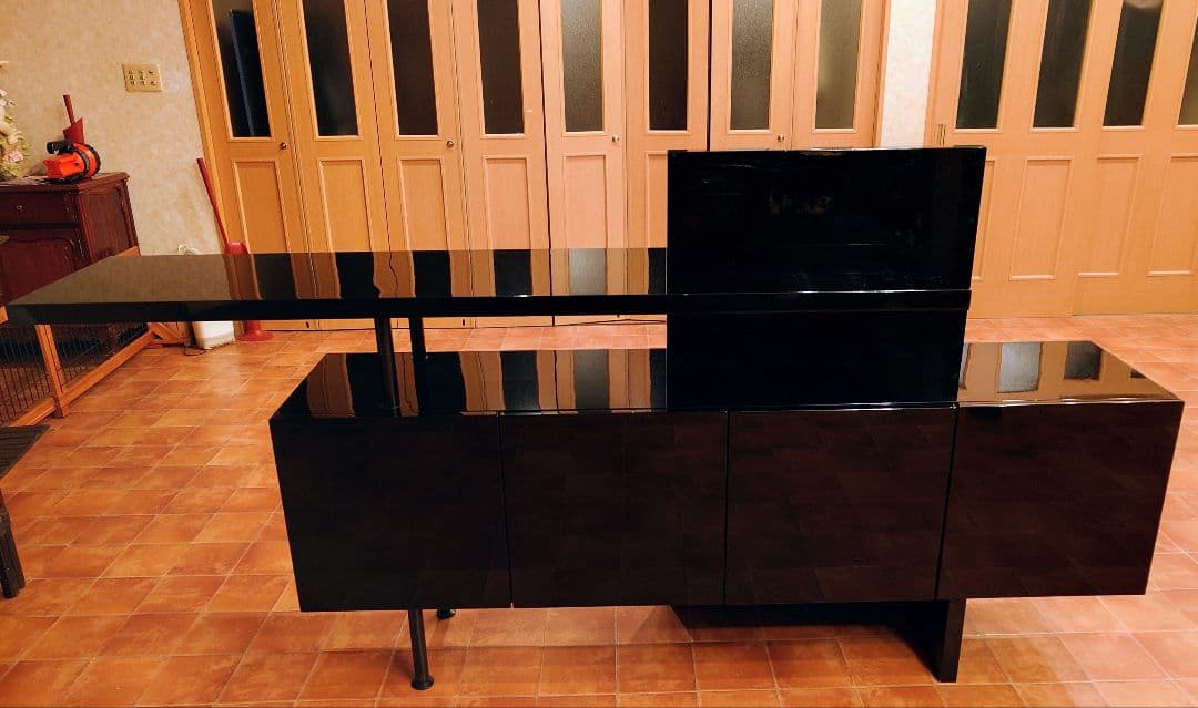 お洒落な黒のモダンキャビネット　飾り棚　 4扉