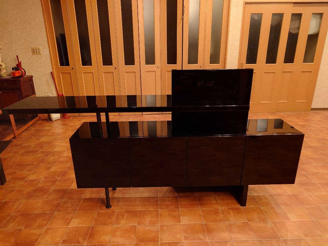 お洒落な黒のモダンキャビネット　飾り棚　 4扉