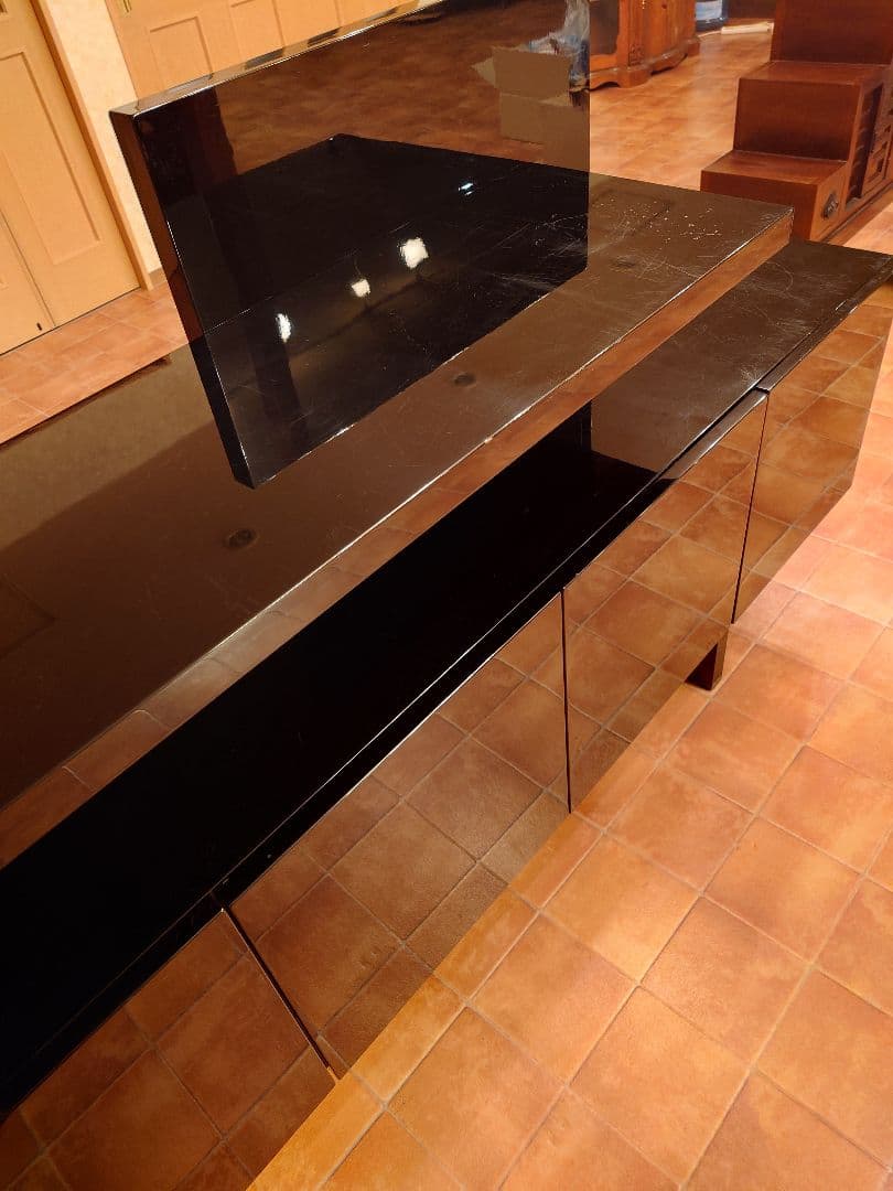 お洒落な黒のモダンキャビネット　飾り棚　 4扉