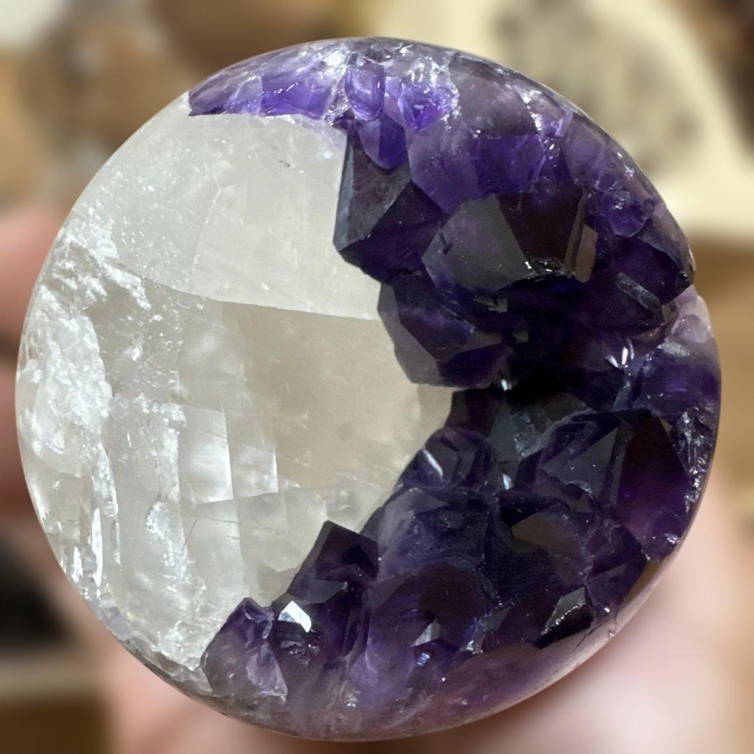 希少　極上品　カルサイト共生アメジストの笑い口　置物　丸玉　笑口　帝王紫