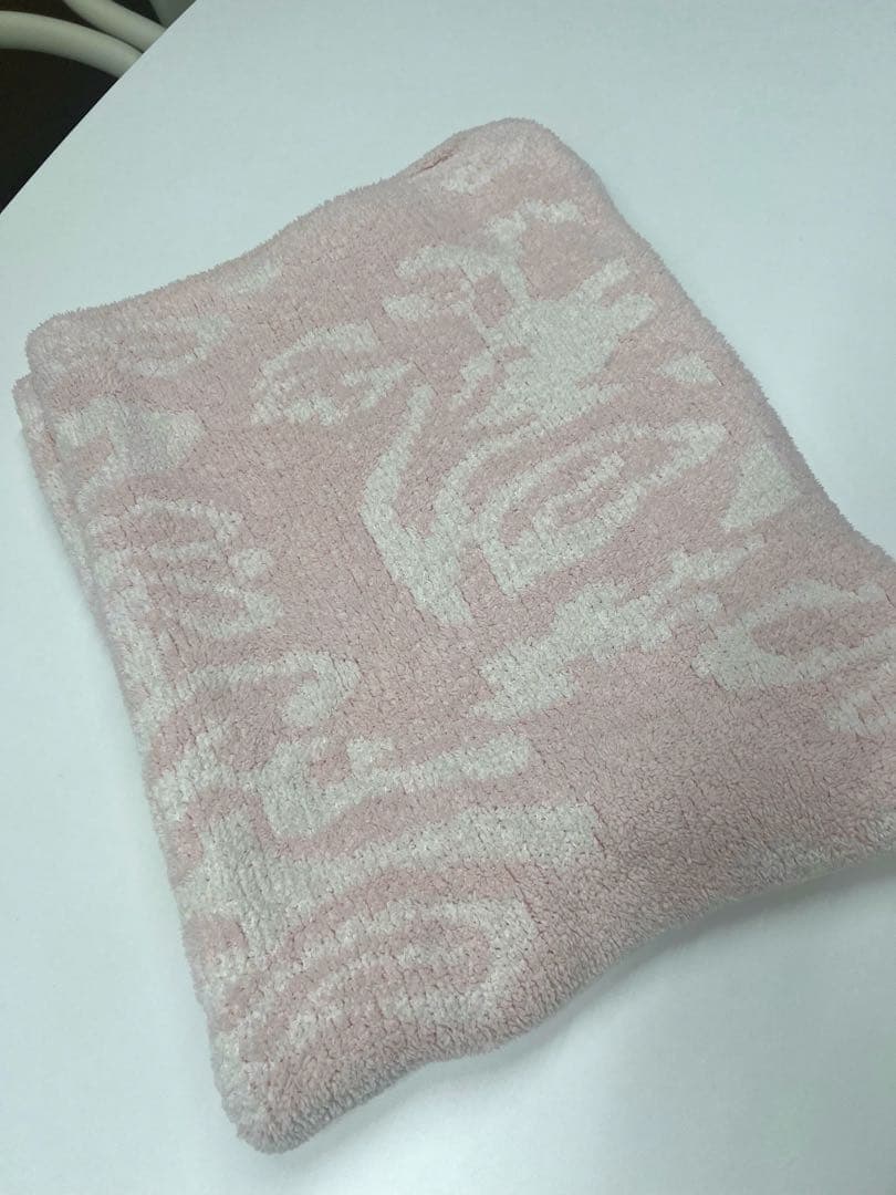 ピンクとホワイトの模様のブランケット