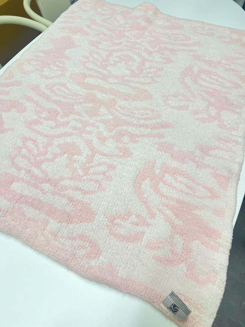 ピンクとホワイトの模様のブランケット