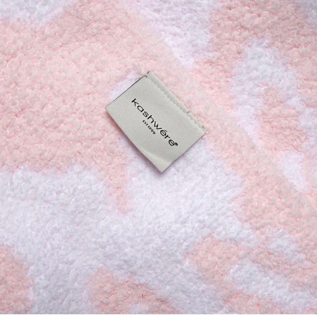 ピンクとホワイトの模様のブランケット