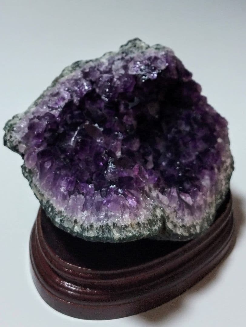 アメジスト　原石　クラスター　1.1kg 台座付