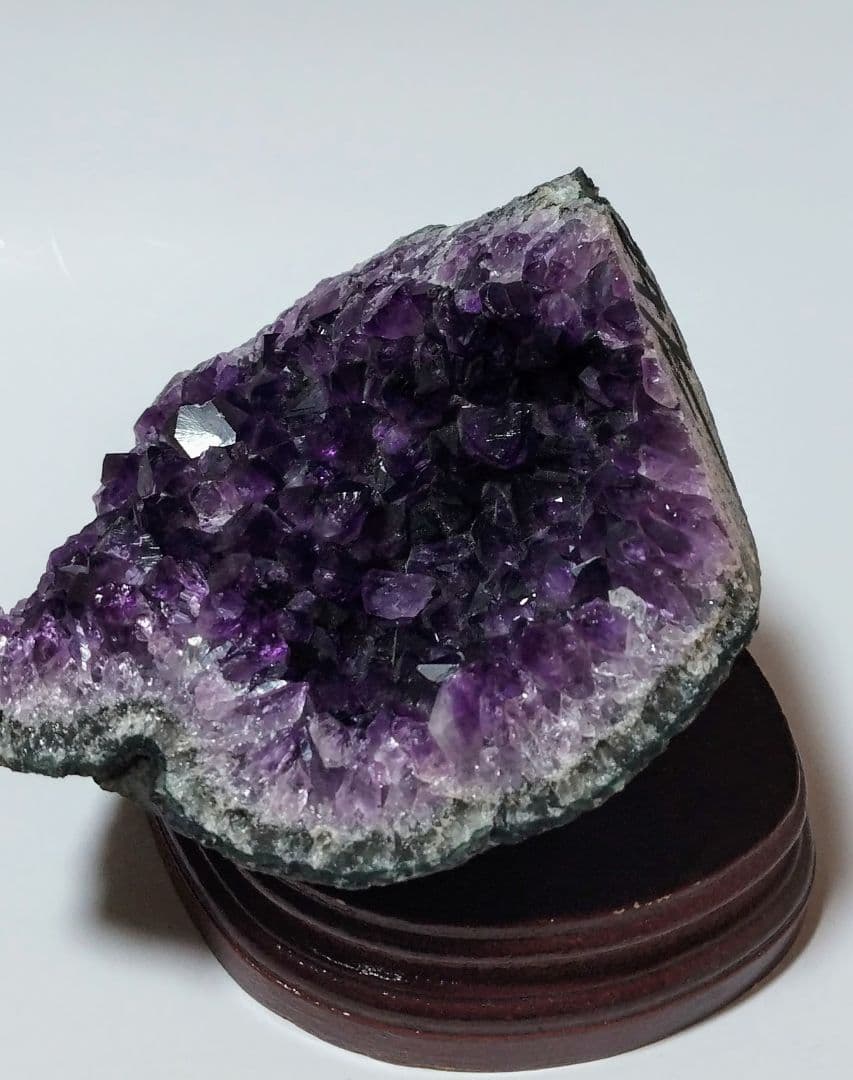アメジスト　原石　クラスター　1.1kg 台座付