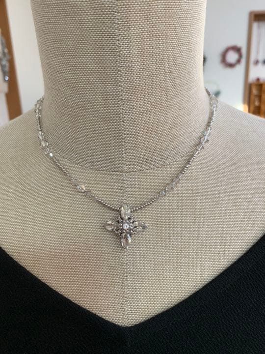 スワロフスキーのクロス型ネックレス SWAROVSKI（スワロフスキー） ネックレス Insigne クロス ペンダント