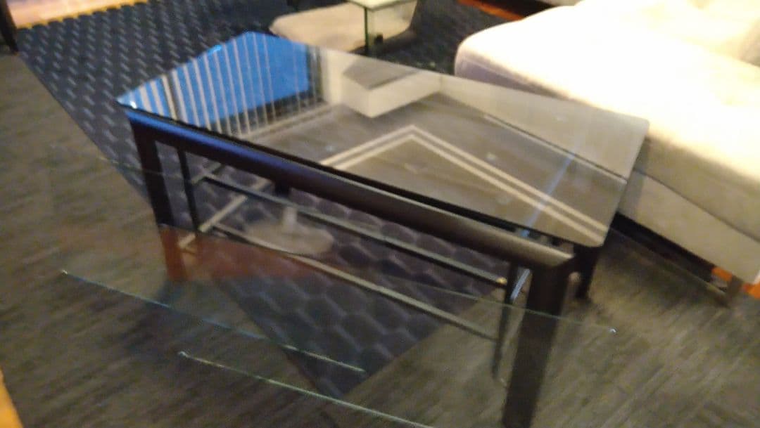 ガラステーブル　TV台