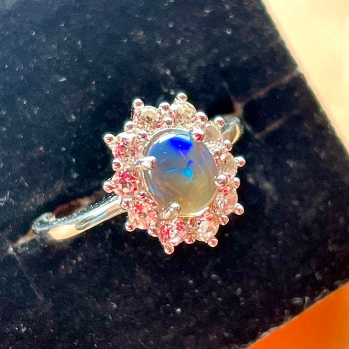0.56ct クリスタルオパール　シルバーリング ホワイトトパーズ10個付き