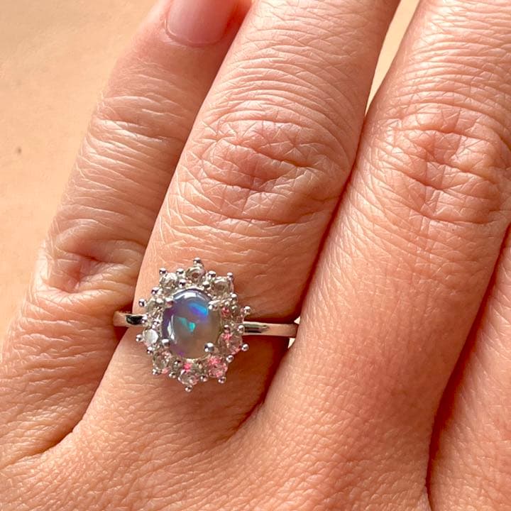 0.56ct クリスタルオパール　シルバーリング ホワイトトパーズ10個付き