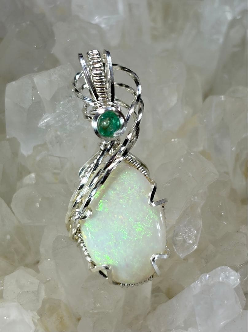 オパール　エメラルド　ペンダントトップ　ワイヤージュエリー
