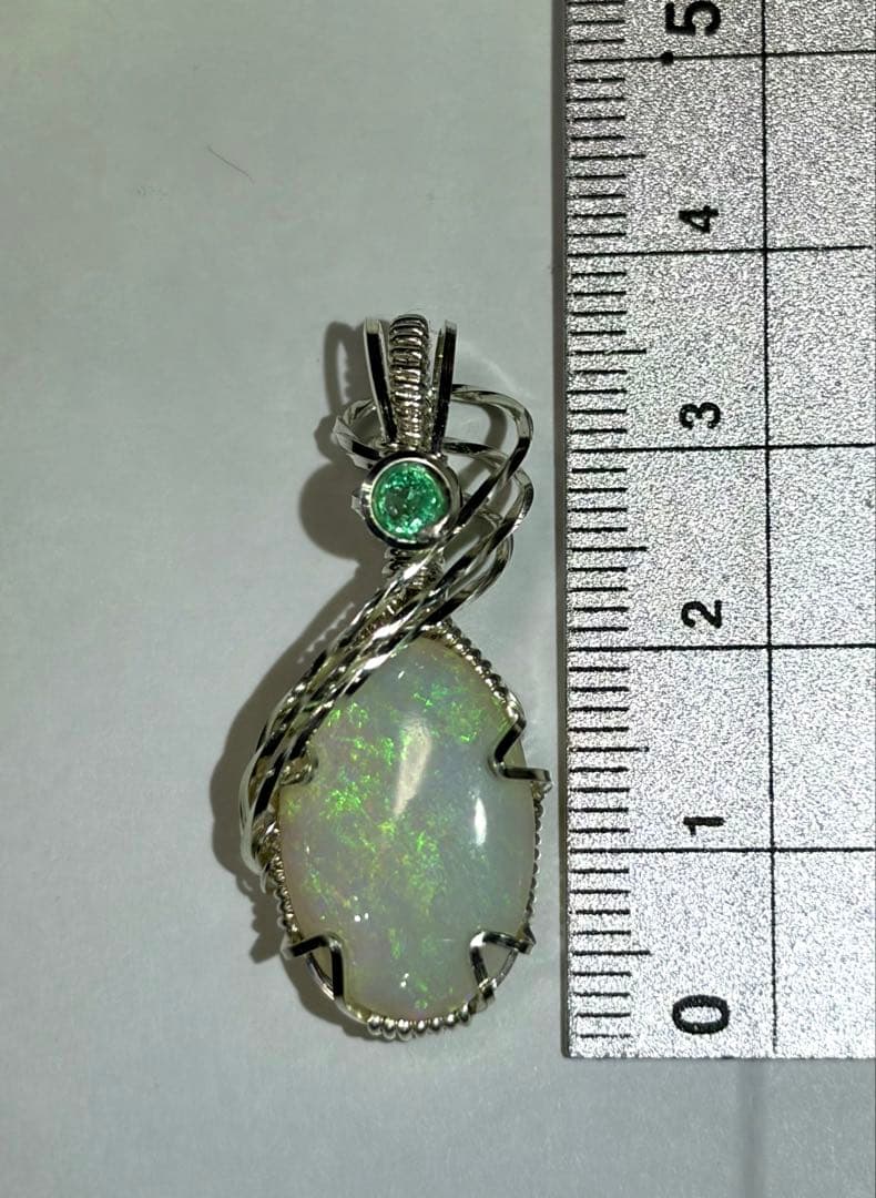 オパール　エメラルド　ペンダントトップ　ワイヤージュエリー
