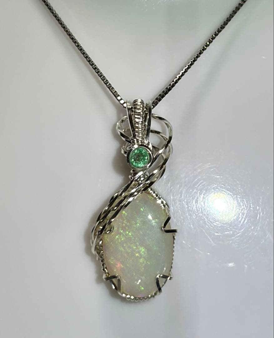 オパール　エメラルド　ペンダントトップ　ワイヤージュエリー