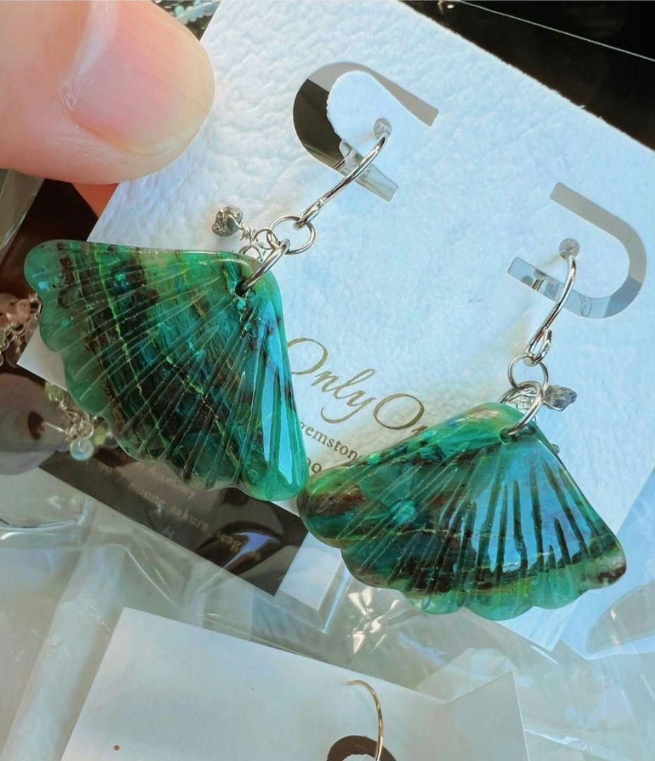 ブルークリソコラ　フィンカービングピアス　クリソコラ　グレーダイヤモンド