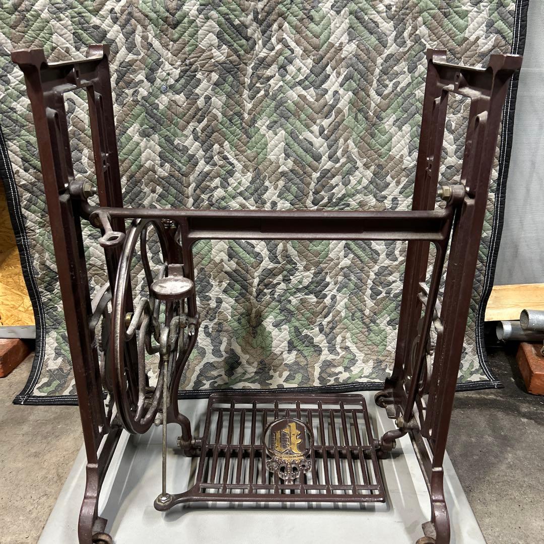 足踏みミシンの脚