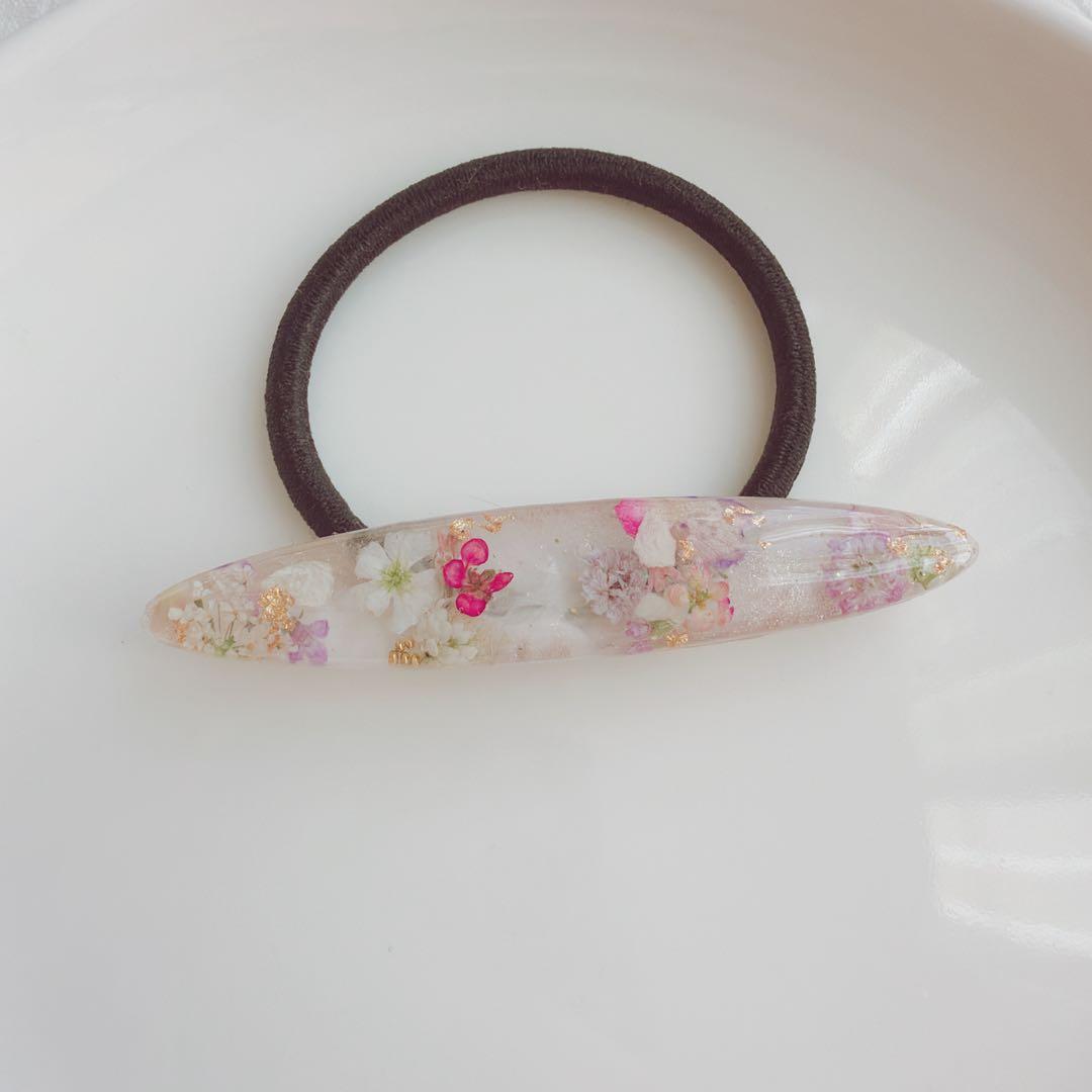 レジンヘアゴム キラキラ　冬　小花　ピンクベージュ