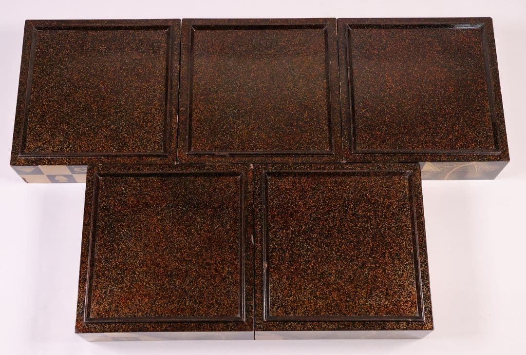 MB209】時代物 市松に宝尽 松竹梅 金蒔絵 五段重箱 台付 天然木 漆塗