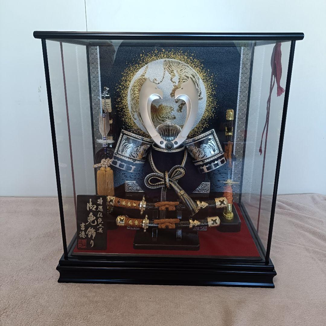 五月人形 武士の兜と刀のセット ケース付き　吉徳