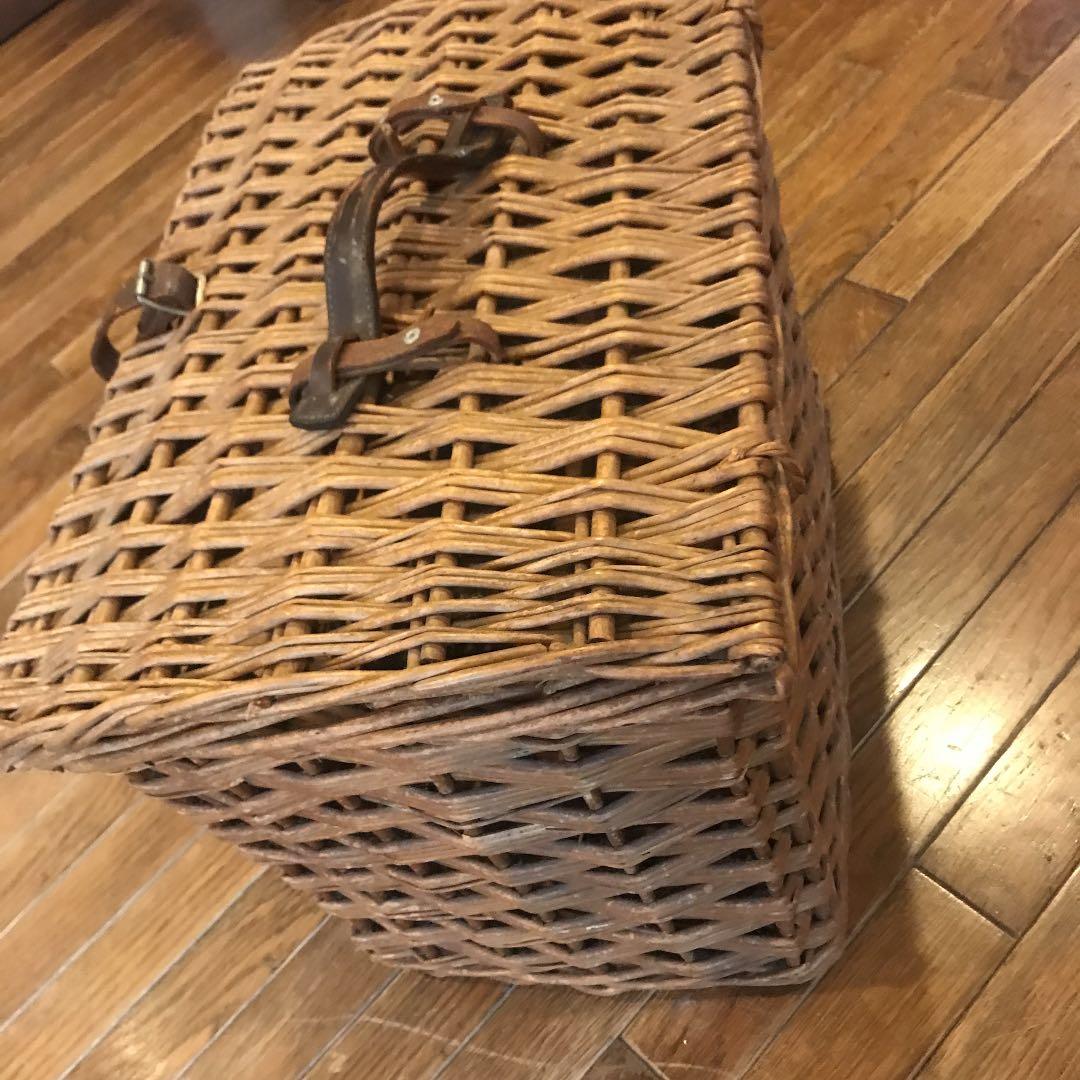アンティーク籐のカゴバスケット犬のキャリーにも素敵持ち手は革製で部屋のインテリア