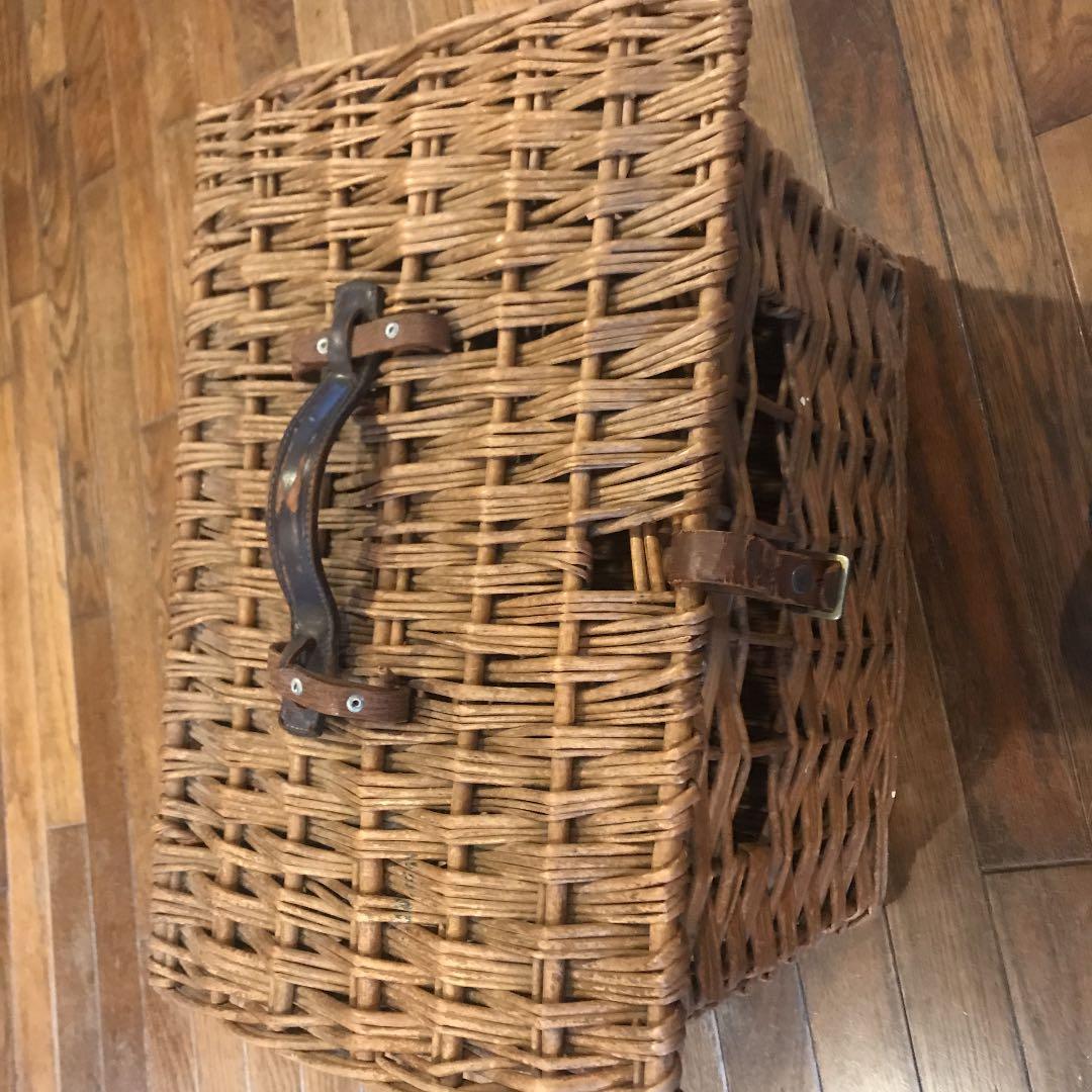 アンティーク籐のカゴバスケット犬のキャリーにも素敵持ち手は革製で部屋のインテリア