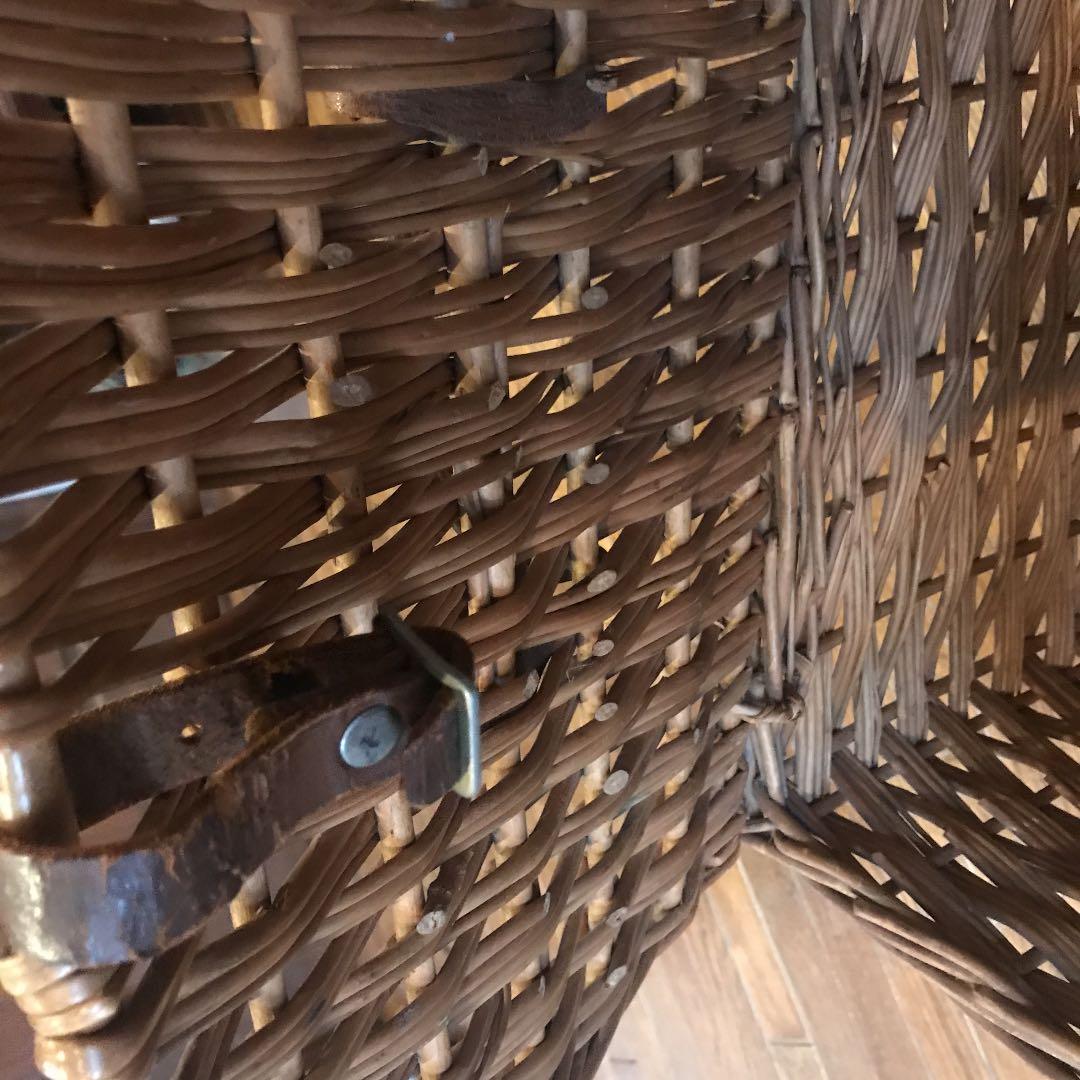 アンティーク籐のカゴバスケット犬のキャリーにも素敵持ち手は革製で部屋のインテリア