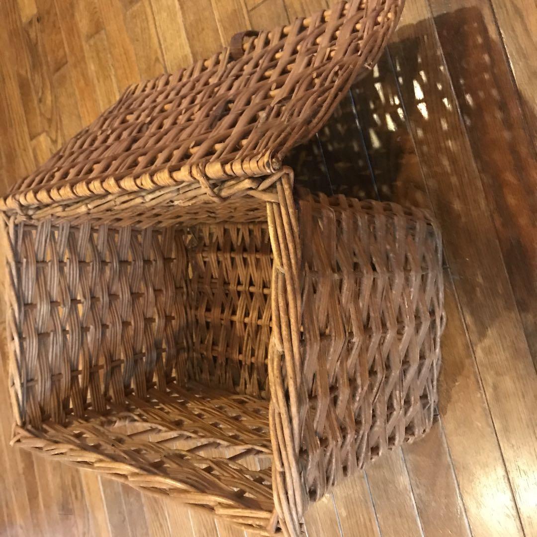 アンティーク籐のカゴバスケット犬のキャリーにも素敵持ち手は革製で部屋のインテリア