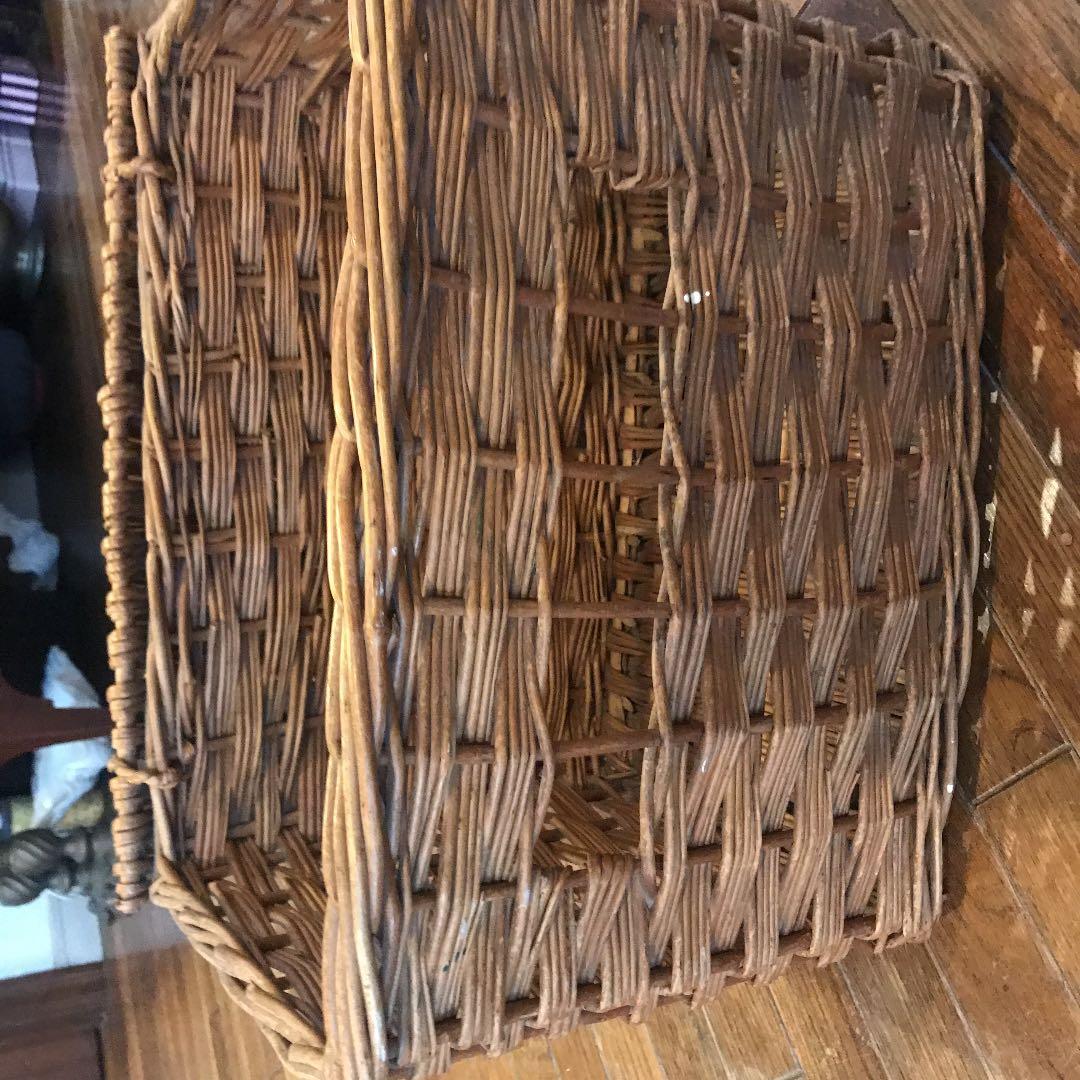 アンティーク籐のカゴバスケット犬のキャリーにも素敵持ち手は革製で部屋のインテリア