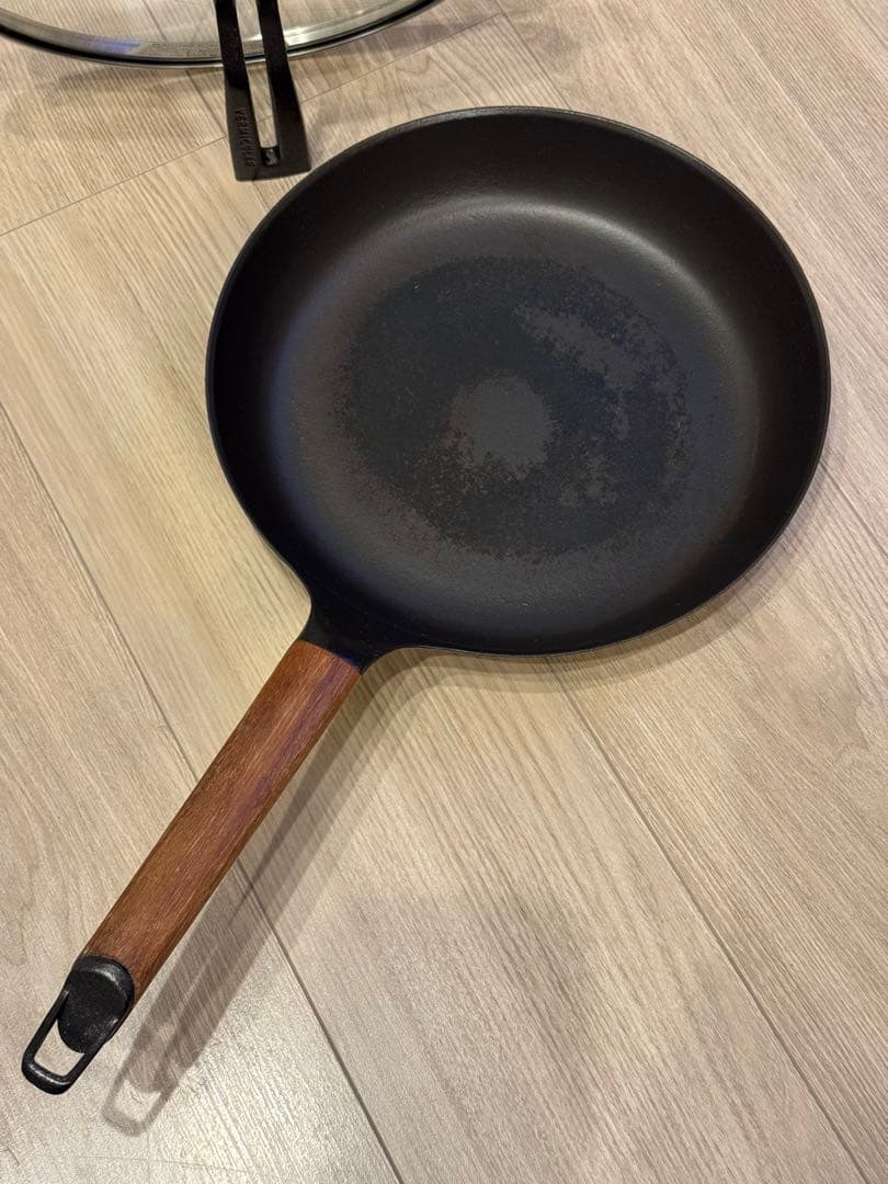 Vermicular 鋳鉄フライパン 26cm【プレゼントつき】