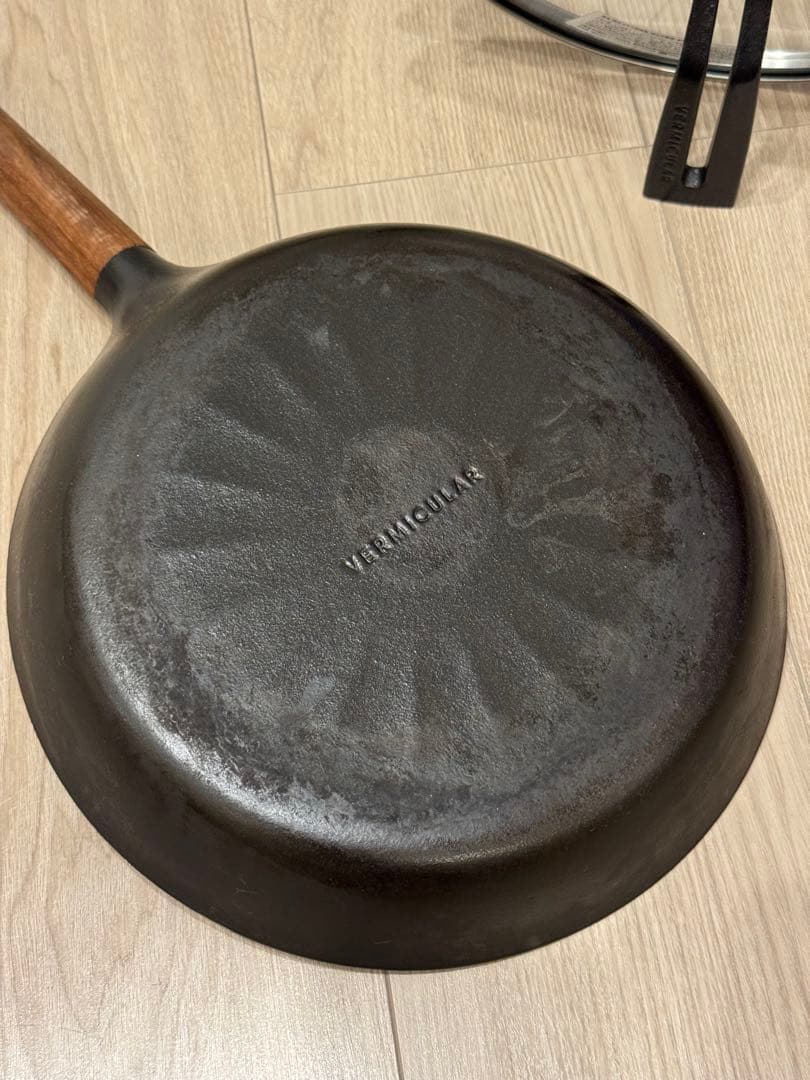 Vermicular 鋳鉄フライパン 26cm【プレゼントつき】