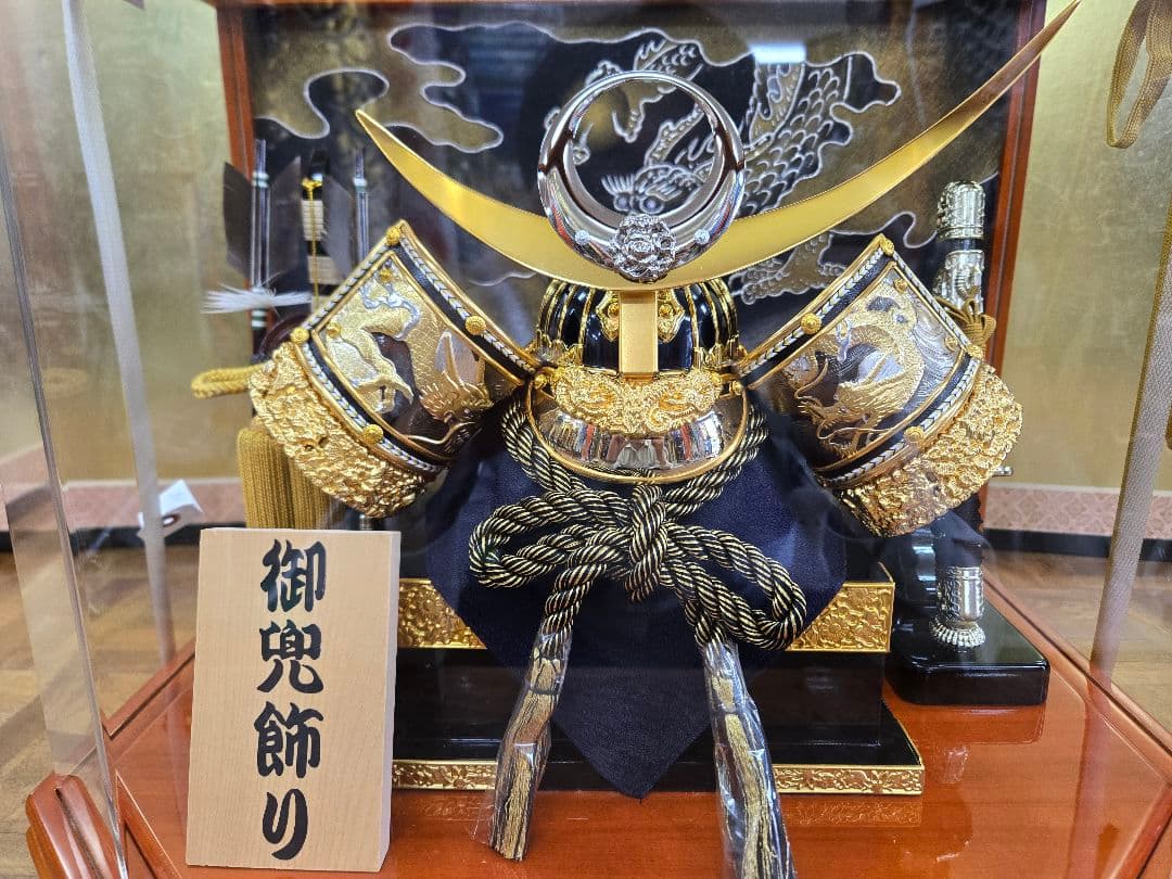 【展示品限り】五月人形　兜　上杉謙信　ケース飾り　※閉店セール　K11