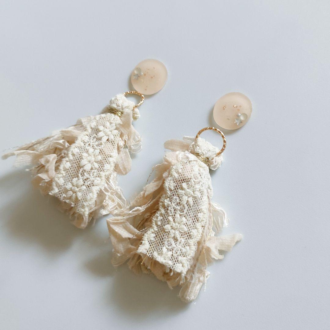 取引中　2way*ベージュと花柄レースのタッセルのピアス/イヤリング