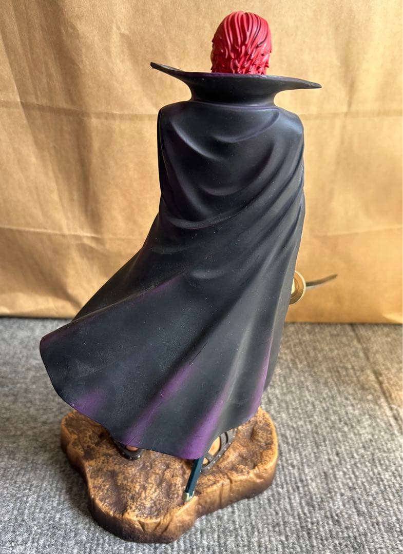 ワンピースフィギュア　シャンクス 約30cm箱付