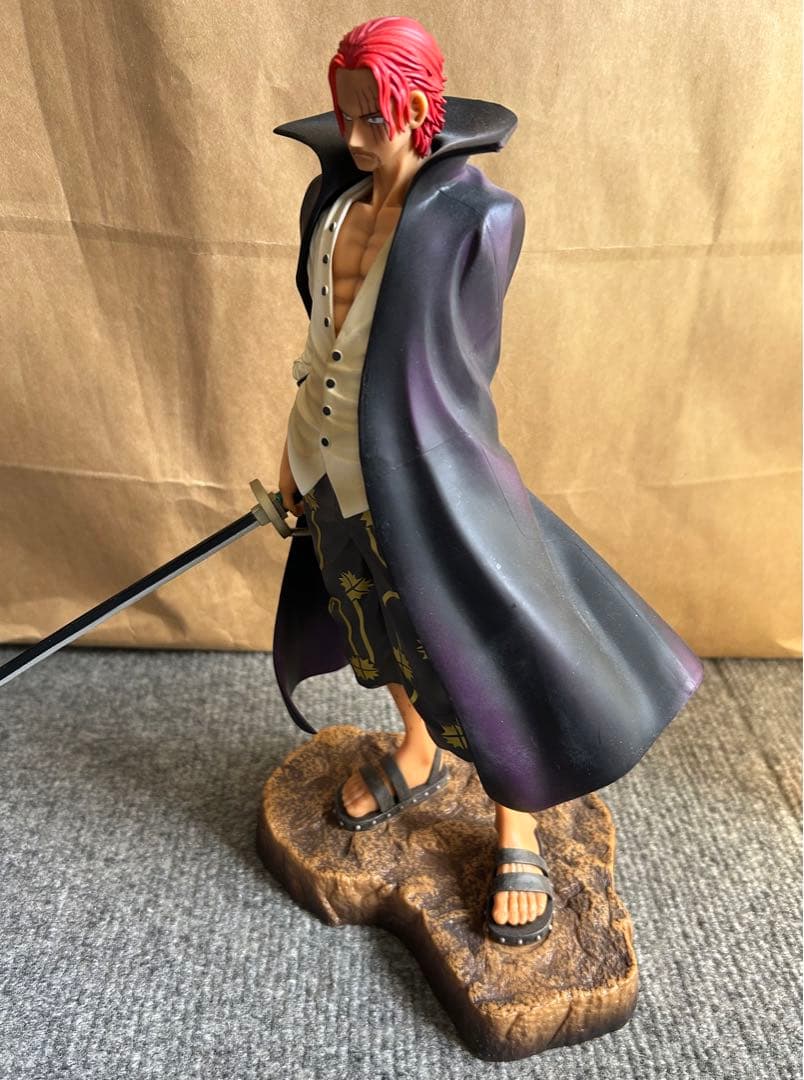 ワンピースフィギュア　シャンクス 約30cm箱付