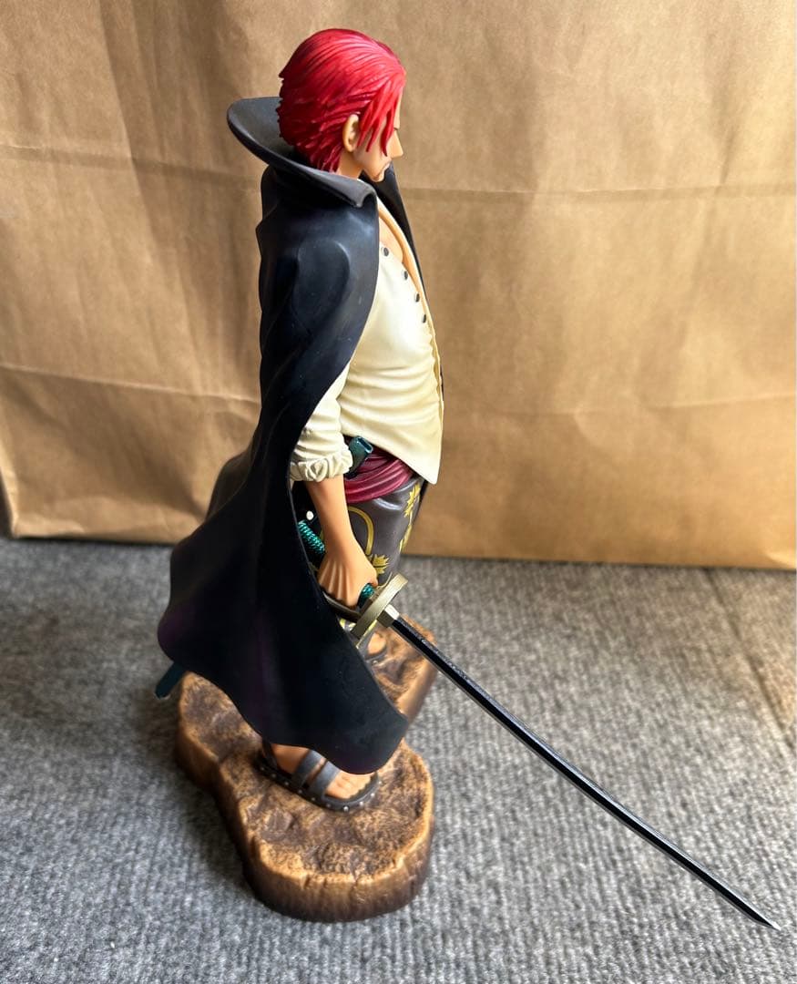 ワンピースフィギュア　シャンクス 約30cm箱付
