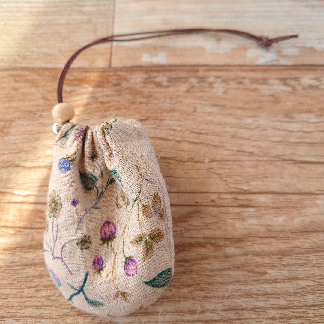 ちっちゃなりんりん巾着サシェ/お守りサシェ【りす君とベリーバスケット