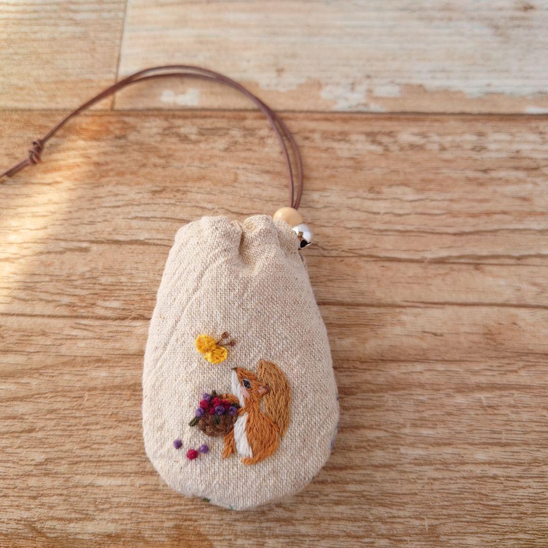 ちっちゃなりんりん巾着サシェ/お守りサシェ【りす君とベリーバスケット