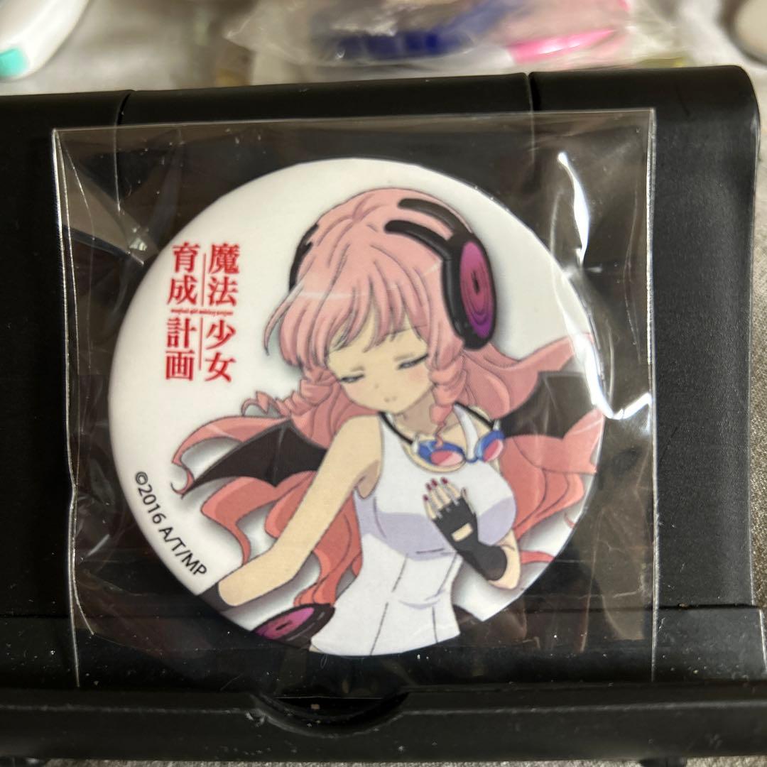 魔法少女育成計画 まほいく スイムスイム 缶バッジ - メルカリ