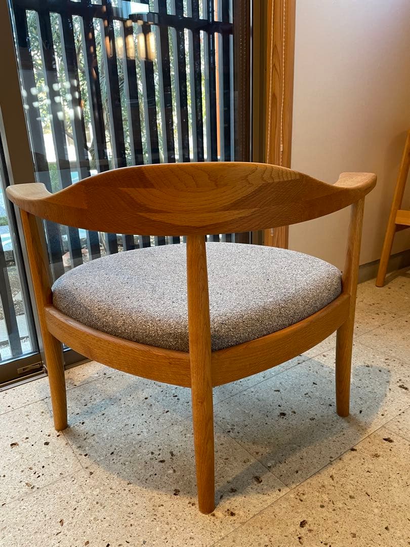 あぐらのかける男の椅子　秋山芳夫　座面グレー