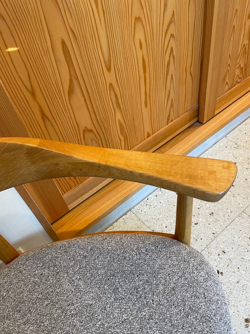 あぐらのかける男の椅子　秋山芳夫　座面グレー