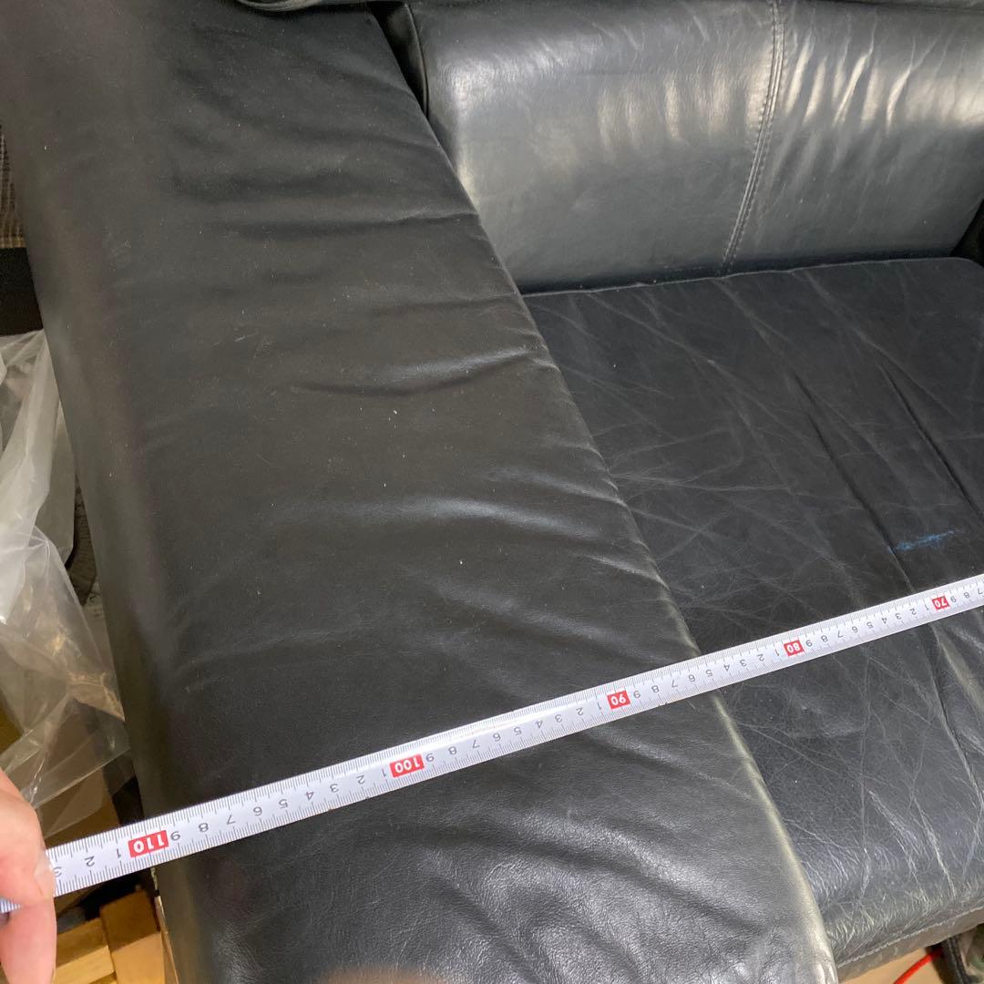 黒いレザー 1人掛けソファ　重厚感あります‼️