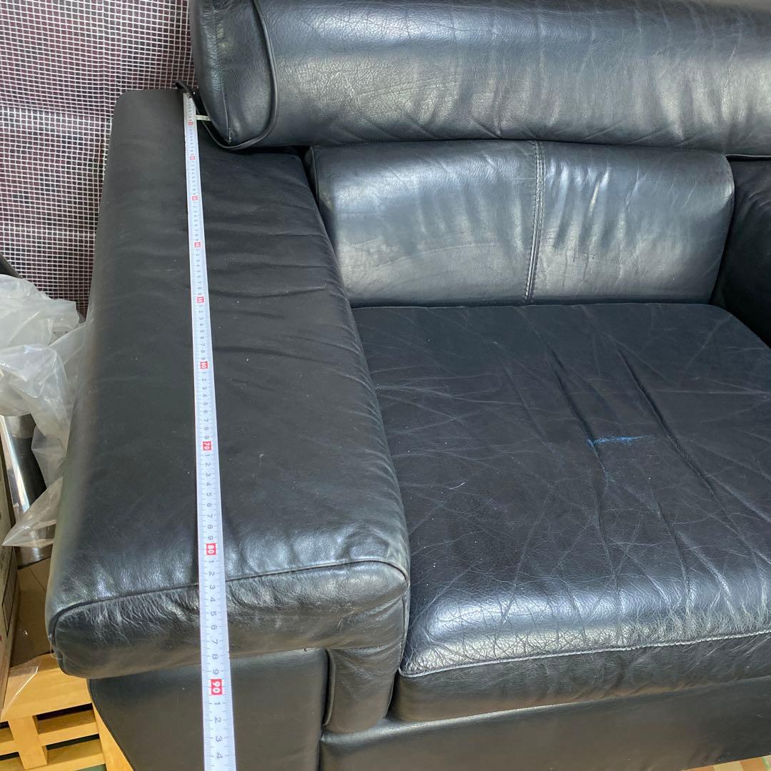 黒いレザー 1人掛けソファ　重厚感あります‼️