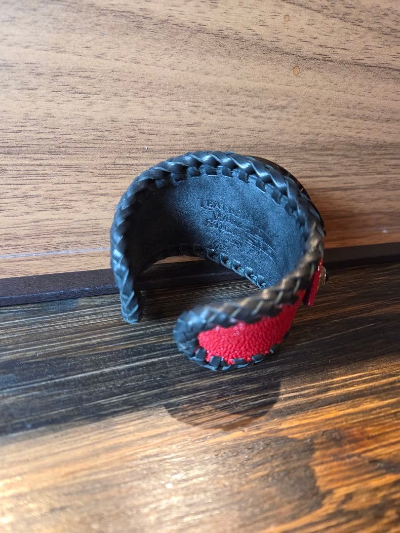 バングル腕時計　赤スティングレー(エイ革)