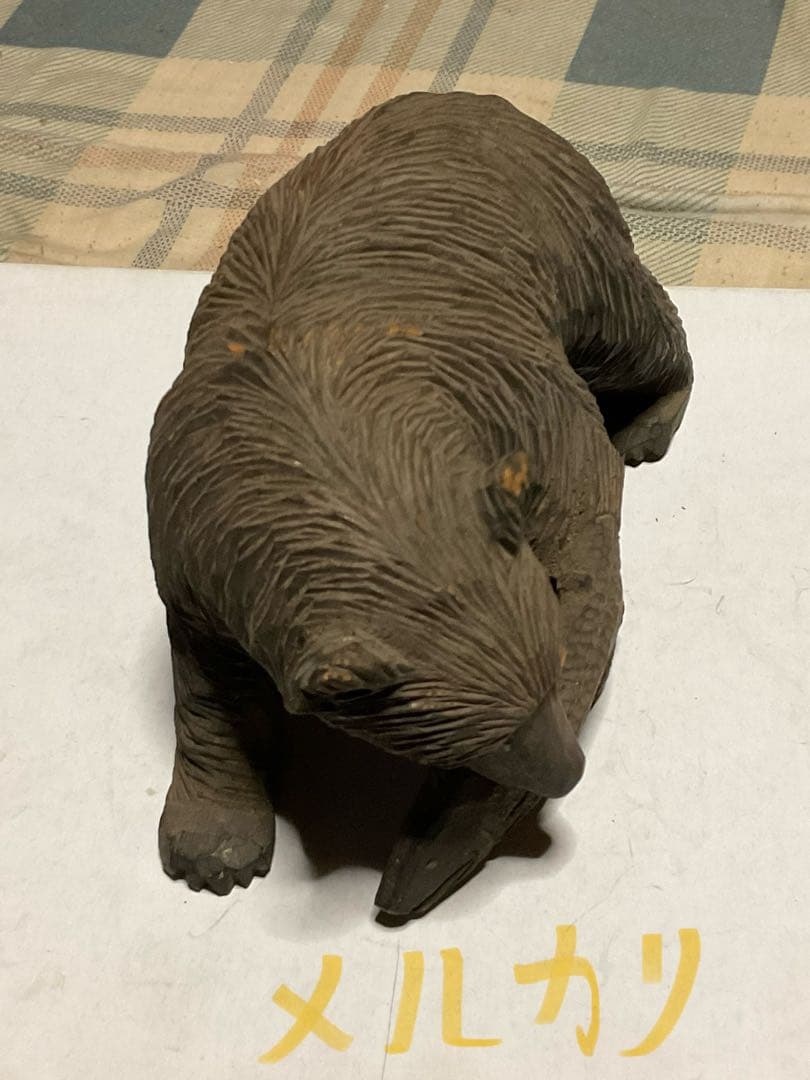 魚を咥えたヒグマ像／北海道の知床・ウトロの土産店にて購入した物です。