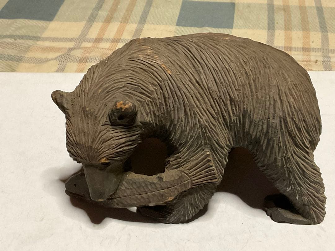 魚を咥えたヒグマ像／北海道の知床・ウトロの土産店にて購入した物です。