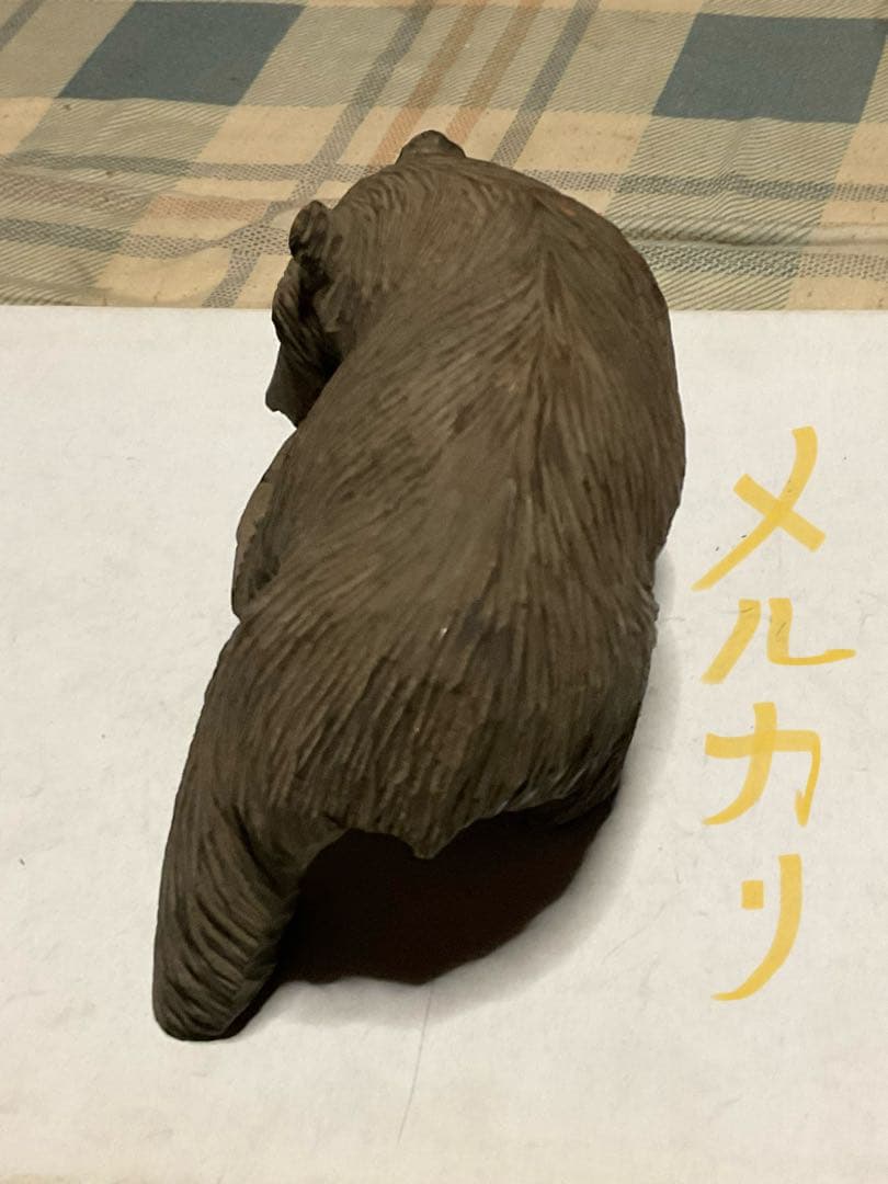 魚を咥えたヒグマ像／北海道の知床・ウトロの土産店にて購入した物です。