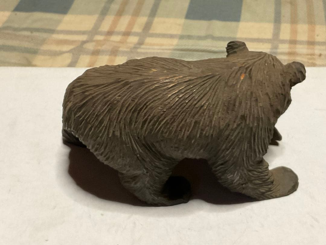 魚を咥えたヒグマ像／北海道の知床・ウトロの土産店にて購入した物です。