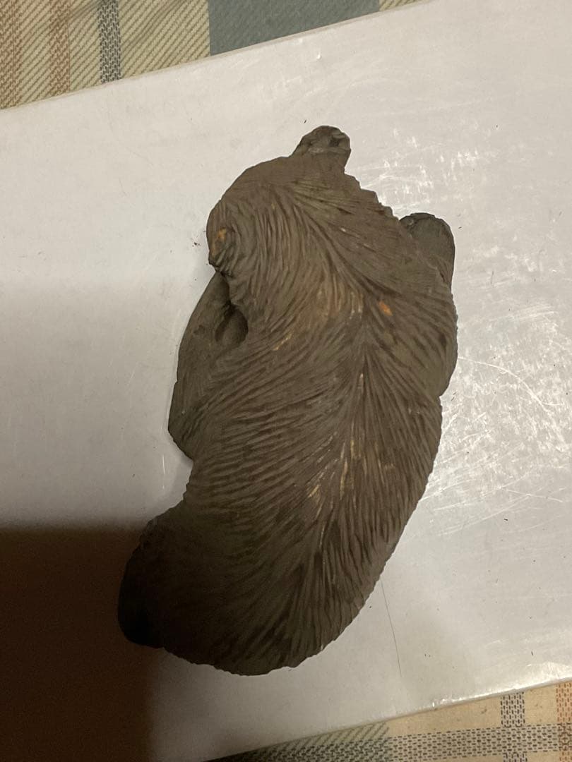 魚を咥えたヒグマ像／北海道の知床・ウトロの土産店にて購入した物です。