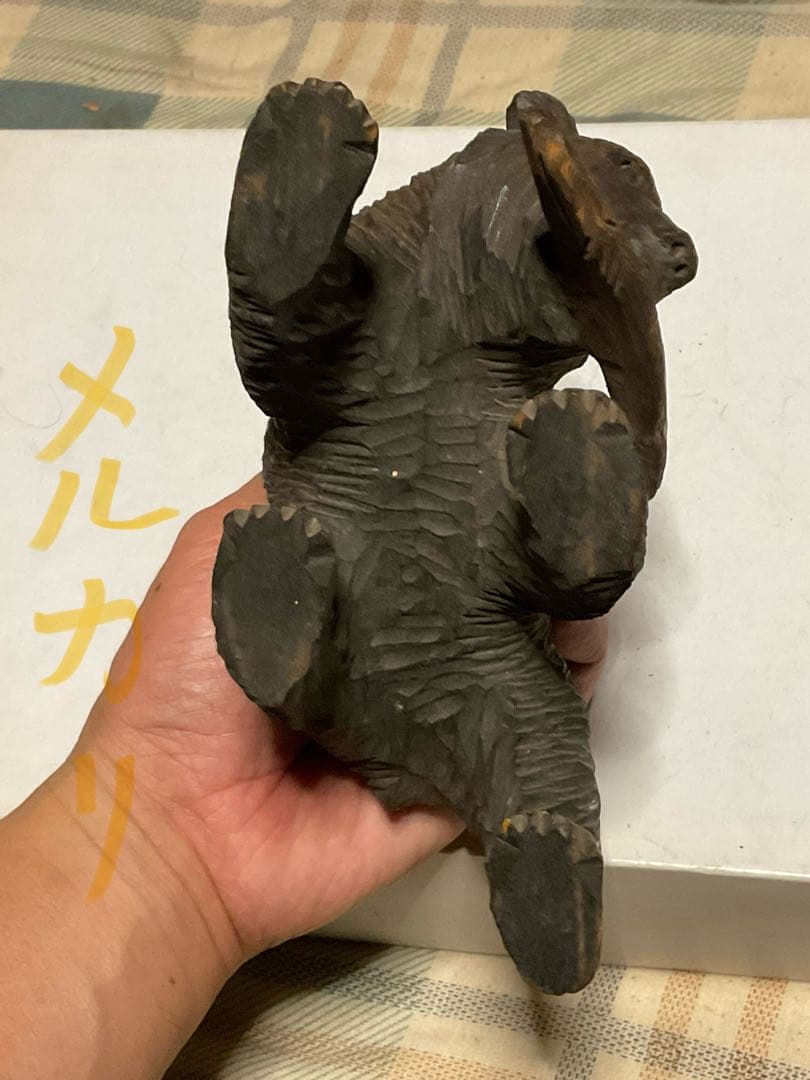 魚を咥えたヒグマ像／北海道の知床・ウトロの土産店にて購入した物です。