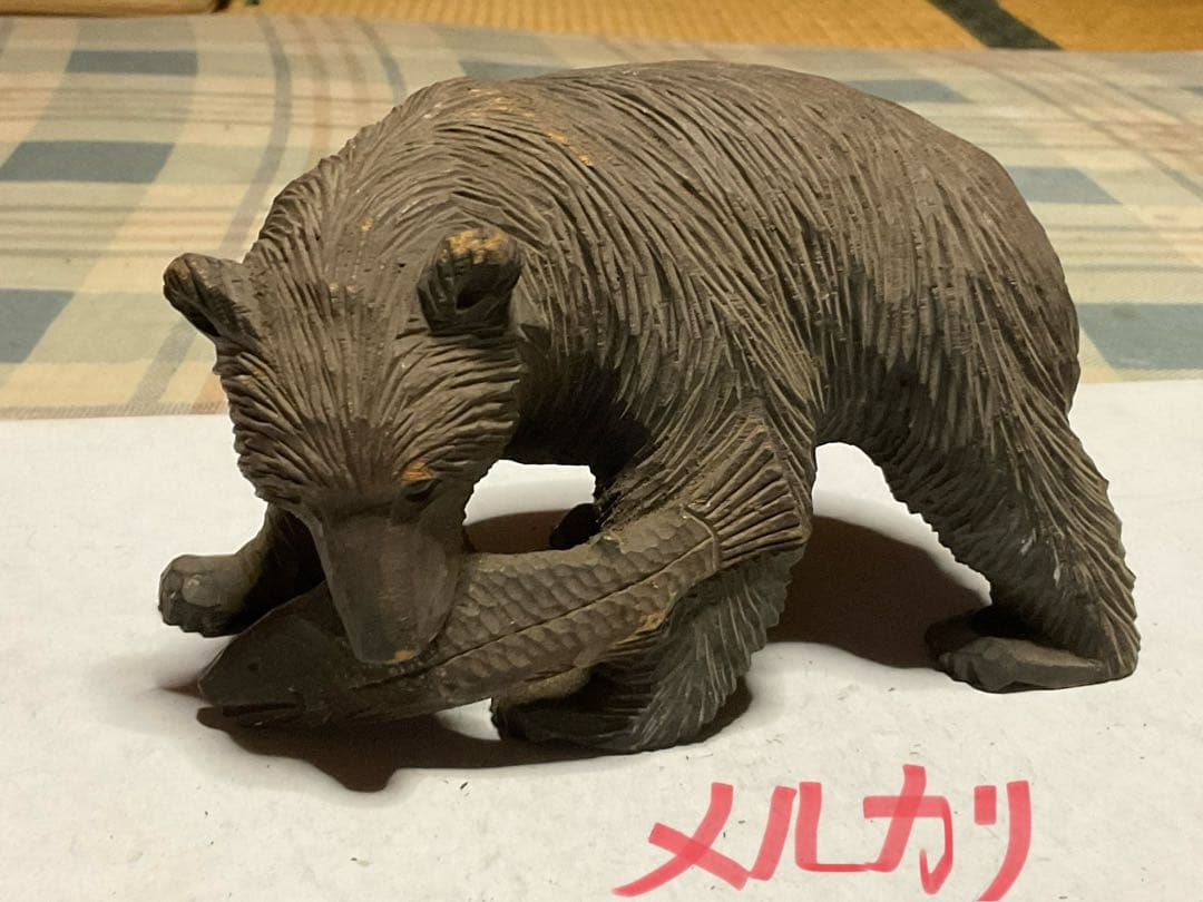 魚を咥えたヒグマ像／北海道の知床・ウトロの土産店にて購入した物です。